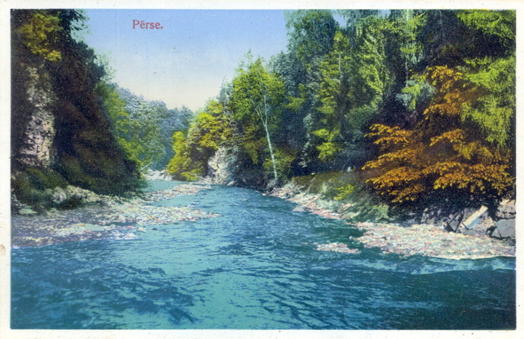 Skats Pērses gravā no Pērses ūdenskrituma. 1920-tos gados izdota pastkarte.