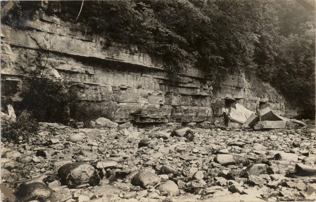 Dolomīta klintis un bluķi Pērses upes krastā. Nezināma autora fotoattēls, 1932. gads. Madonas Novadpētniecības un mākslas muzeja kolekcija.