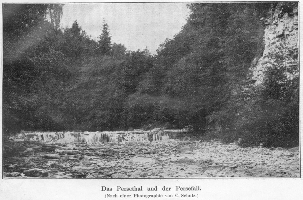 Pērses grava un Pērses ūdenskritums. Fotogrāfa Kārļa Šulca 19. gs. beigās uzņemts attēls no Levis of Menāra 1900. gadā izdotās grāmatas “Kokenhusen und Umgebung”.