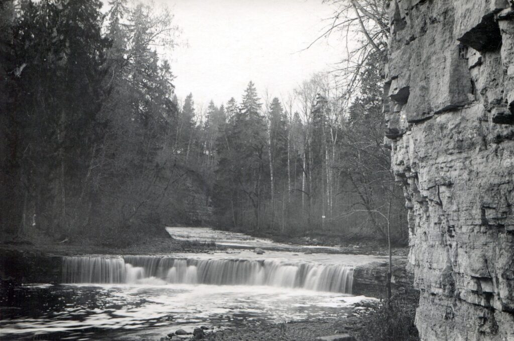 Pērses ūdenskritums 1939. gada pavasarī. Labi redzams lielais atvars un dolomīta kāples virs tā. Jāņa Knoka fotouzņēmums.