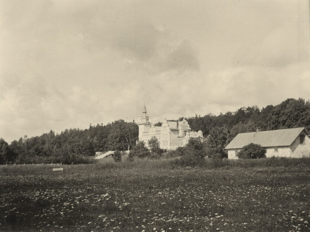 Skats uz jauno pili no muižas saimniecības ēkām ap 1910. gadu. Nezināma autora fotouzņēmums no Baltijas Centrālās bibliotēkas kolekcijas.