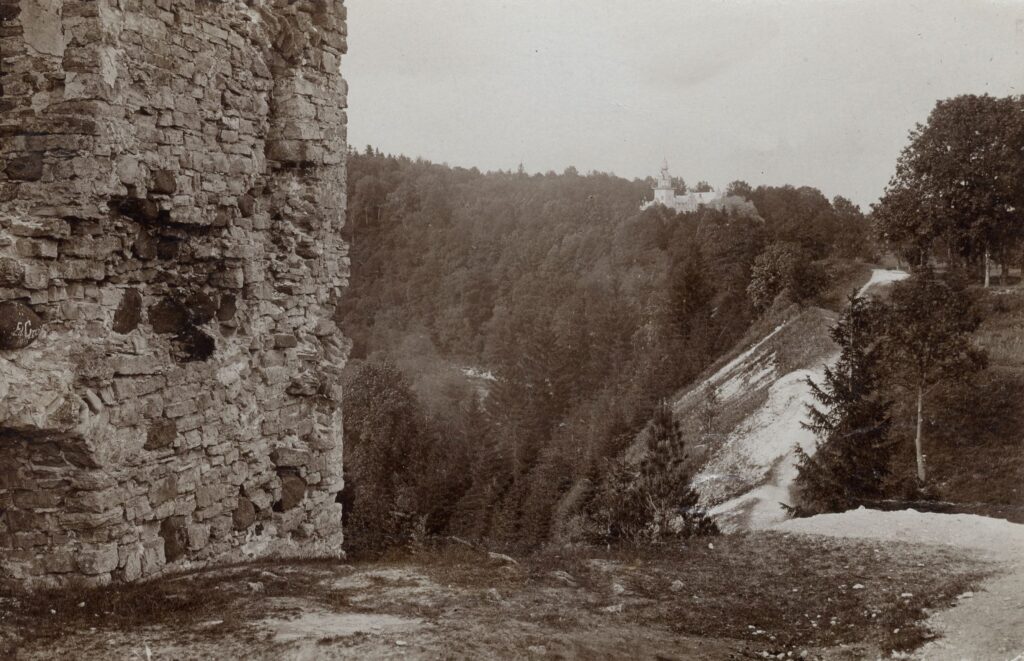 Skats uz Jaunās muižas pili no Kokneses pilsdrupām, ap 1911. gadu. Pastkarte no Baltijas Centrālās bibliotēkas kolekcijas.