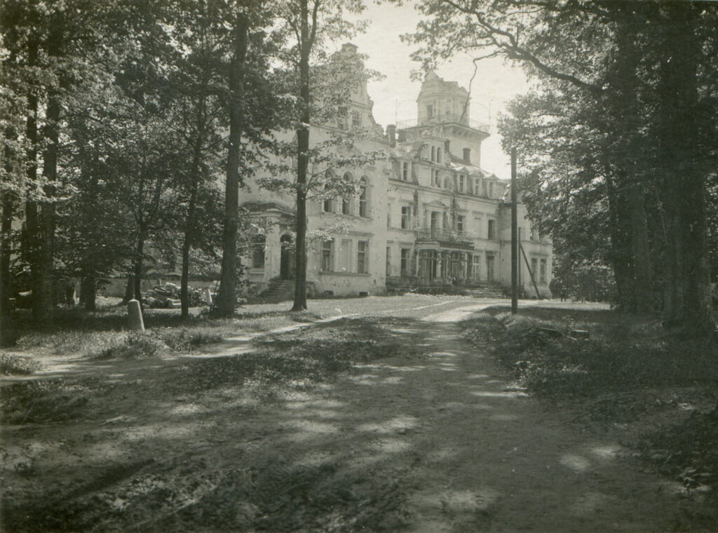 Skats uz sagrauto jauno muižas pili no iebraucamā ceļa, apm. 1935. gads. Fotogrāfa Kārļa Lakšes fotouzņēmums.