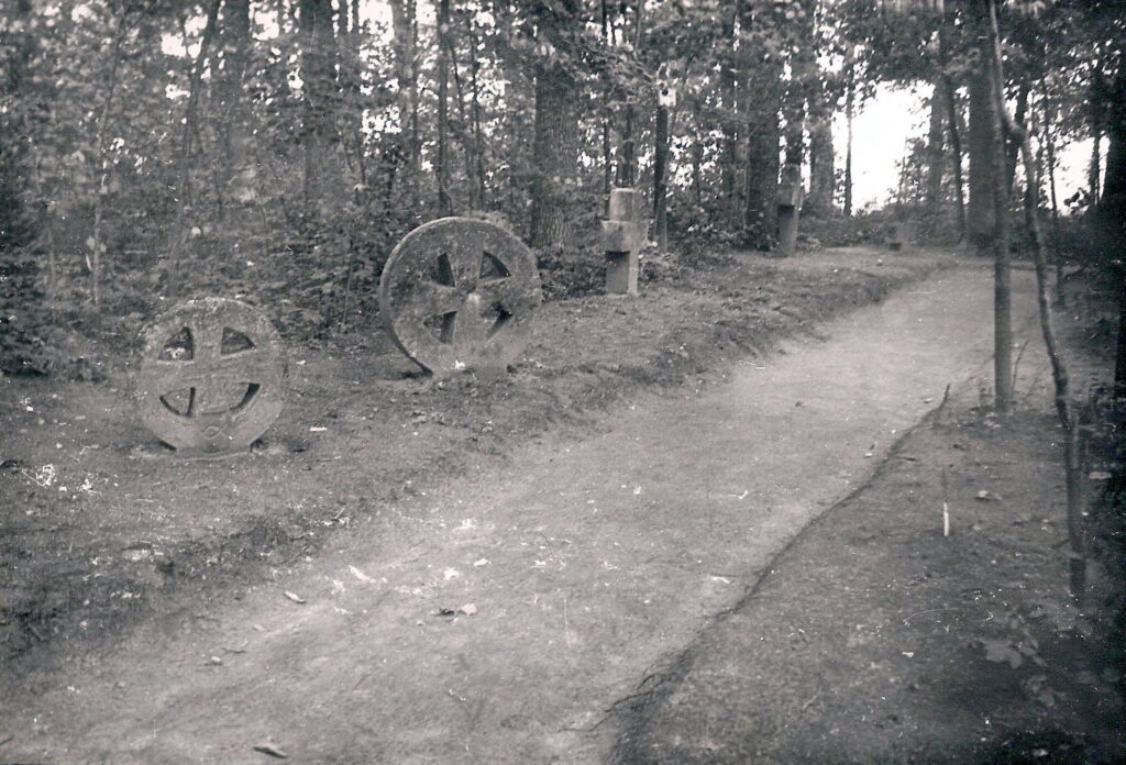 Jāņa kapi (arī Zviedru kapi) ar bruņinieku krustiem, 1950-tie gadi. Fotoattēls no Zanes Niedres personīgā arhīva.