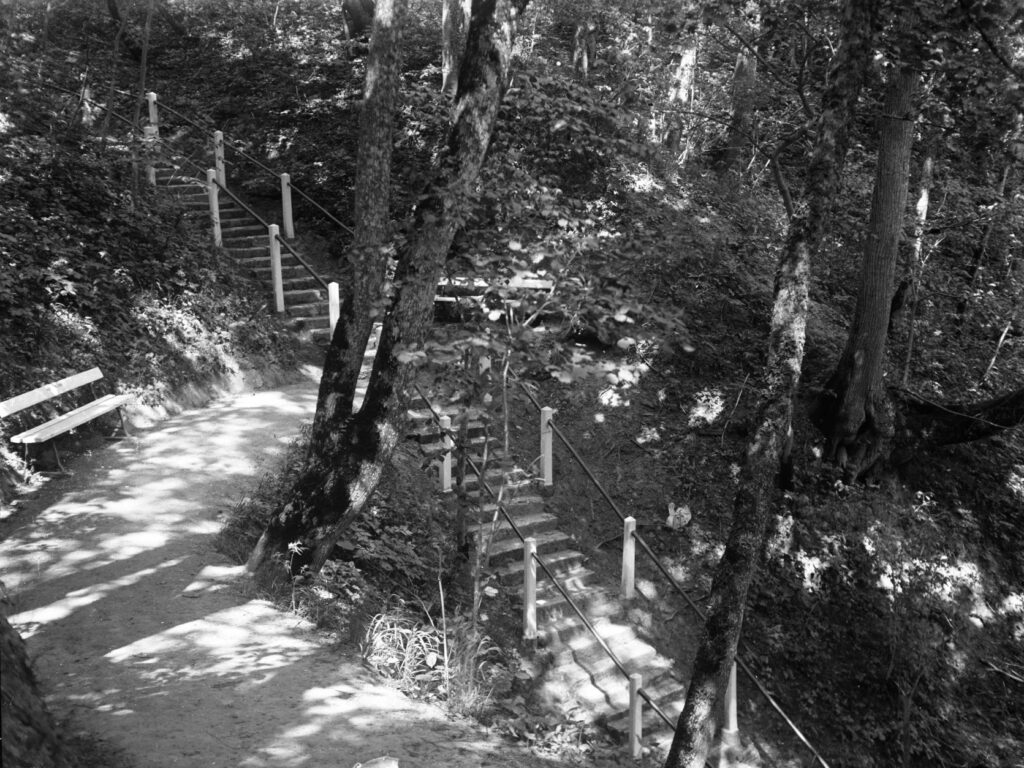 Kāpnes uz Pērses gravu ar 121 pakāpienu, 1930-tie gadi. Fotogrāfa Kārļa Lakšes uzņēmums.