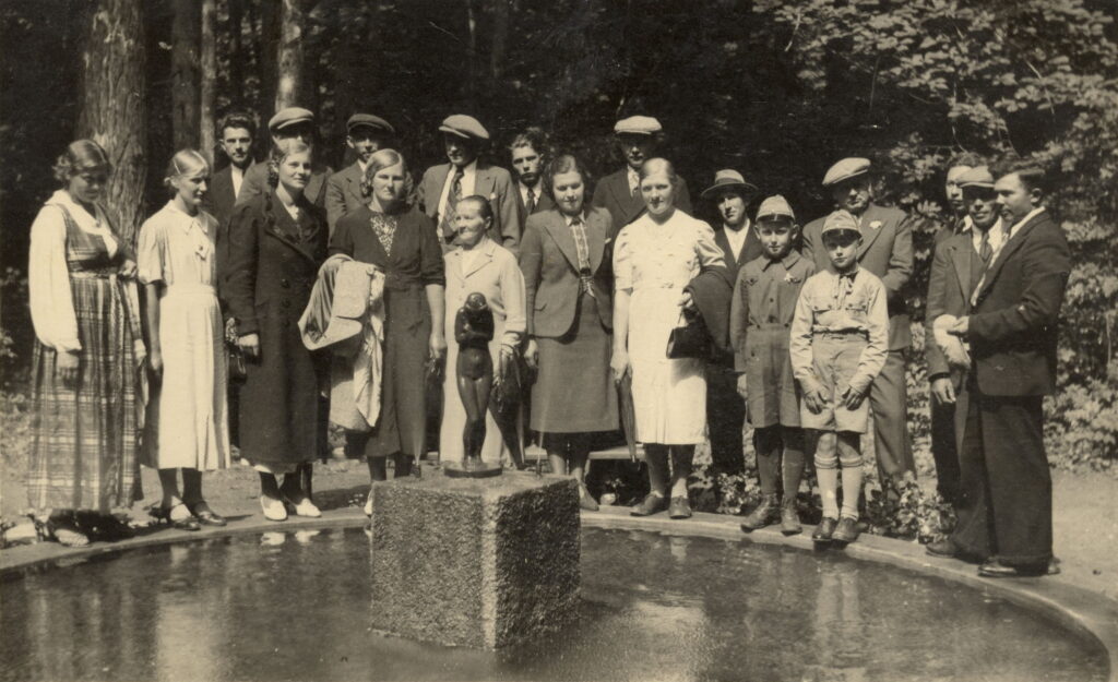 Cilvēki pie strūklakas ar tēlnieka V.Jēkabsona skulptūru “Ieva” (arī ar nosaukumu “Salst”), 1938. gads. Nezināma autora fotouzņēmums no Baltijas Centrālās bibliotēkas krājuma.