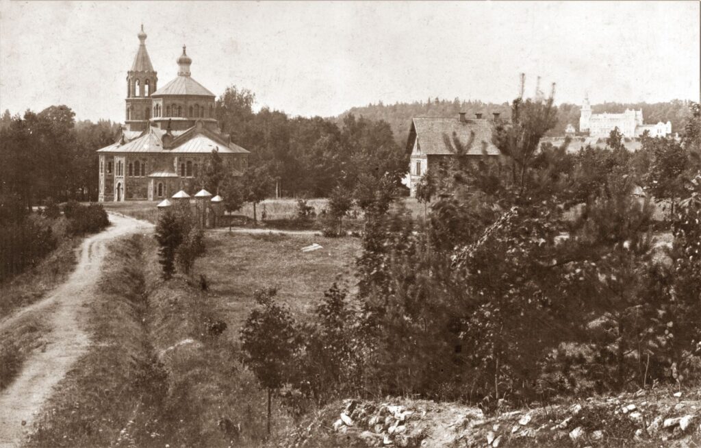 Skats uz Krievkalna baznīcu un skolu no dienvidaustrumiem, apm. 1910. gads. Fotouzņēmums no Pāvila Karpa personīgā arhīva.