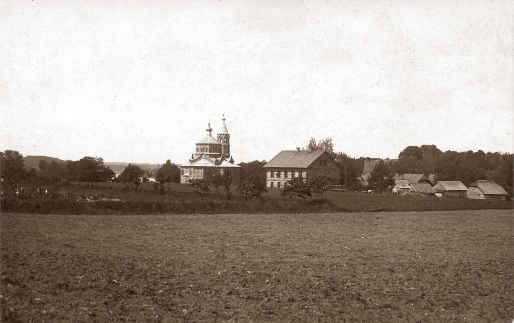 Skats uz Krievkalna baznīcu un skolu no austrumiem, apm. 1920. gads. Nezināma autora fotouzņēmums no Aizkraukles Vēstures un mākslas muzeja krājuma.