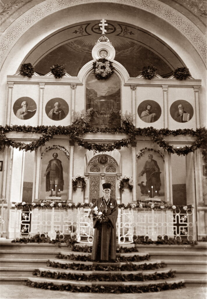 Mācītājs Jēkabs Karps savā 40 gadu jubilejas svinībās Kokneses baznīcā 1933. gadā. Fotouzņēmums no Pāvila Karpa personīgā arhīva.
