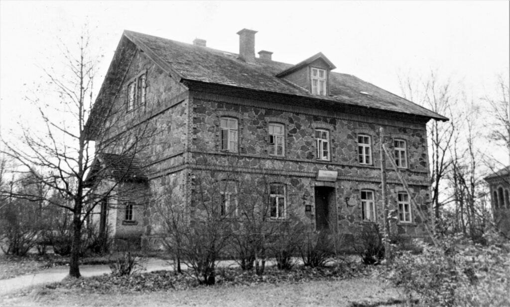 Kokneses vidusskolas ēka Krievkalnā, 1960. gads. Fotouzņēmums no Jura Luksa ģimenes albuma.