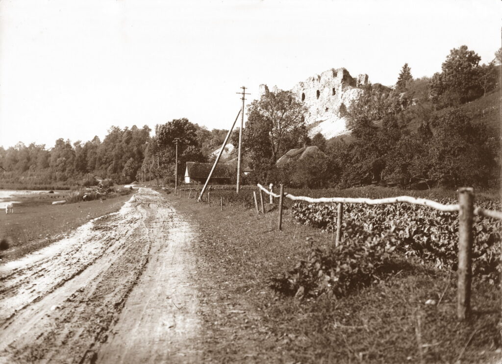 Rīgas-Daugavpils lielceļš Stūreslejā, 1920-tie gadi. Nezināma autora foto no Zanes Niedres privātkolekcijas.