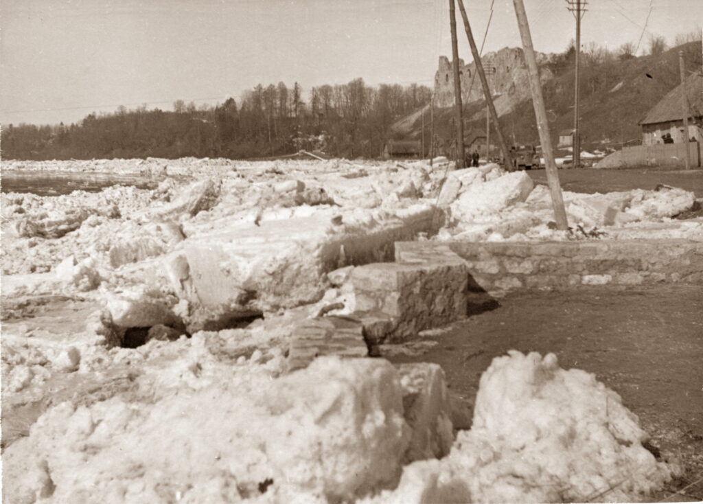 Ledus bluķu krāvumi pie Stūreslejām pēc pavasara paliem, 20. gs. vidus. Nezināma autora foto no Zanes Niedres privātkolekcijas.