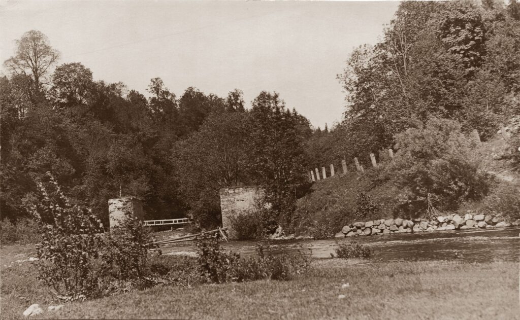 Vecā tilta mūra balsti, tālumā aiz tiem – uzlabots pagaidu tilts. Nezināma autora 1930-to gadu sākumā uzņemts foto no Daugavas muzeja krājuma.