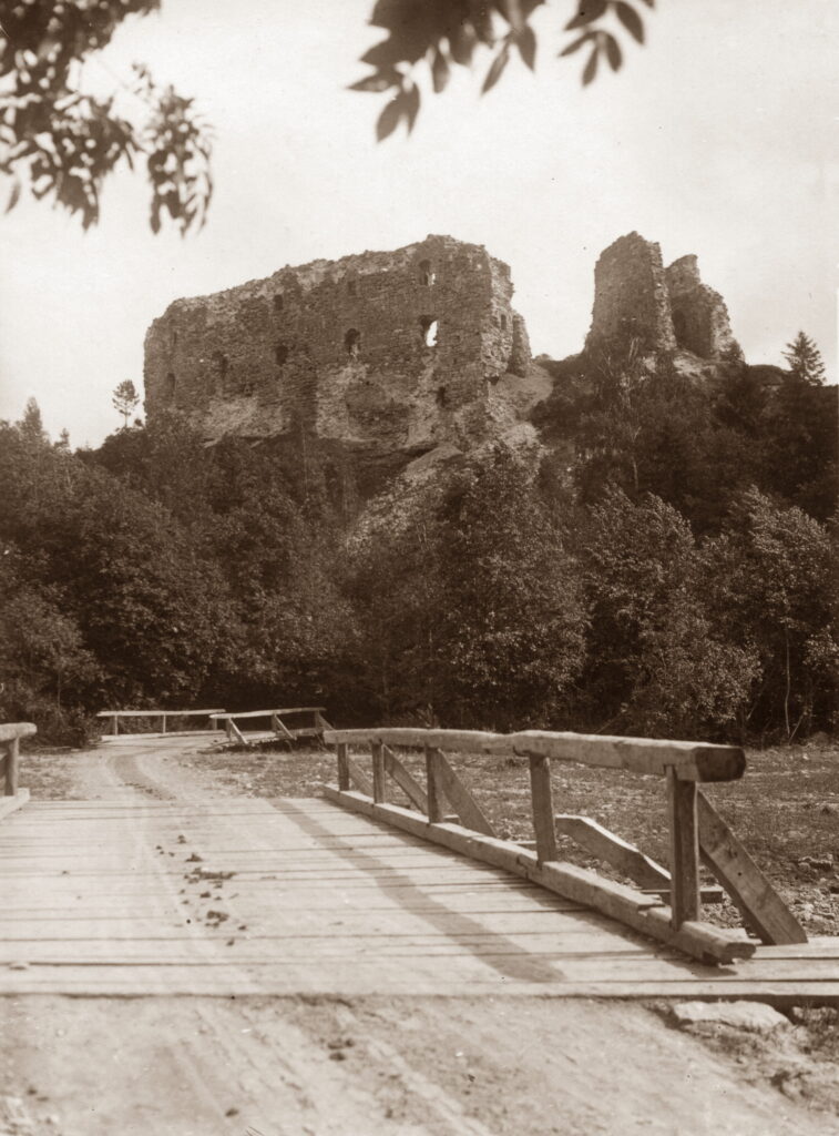 Pagaidu tilti pār Pērses atteku priekšplānā un galveno gultni tālāk, 1930-to gadu sākums. Foto no Zanes Niedres personīgā arhīva.