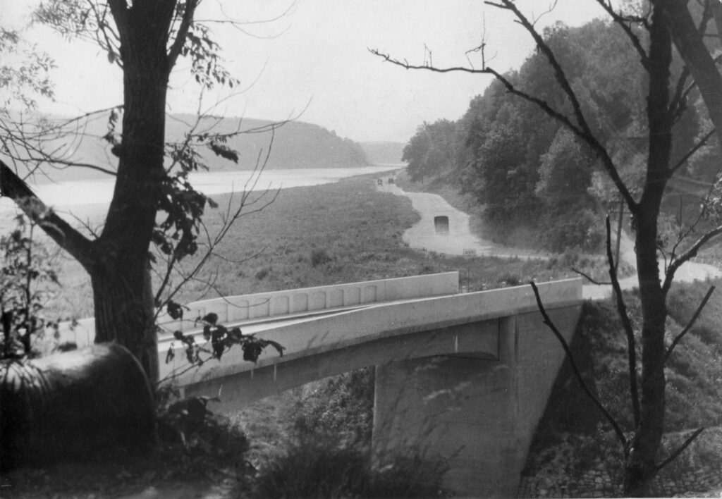 Skats uz Pērses tiltu no lielgabalu terases, apm. 1950. gads. Andra Tomašūna fotoattēls.