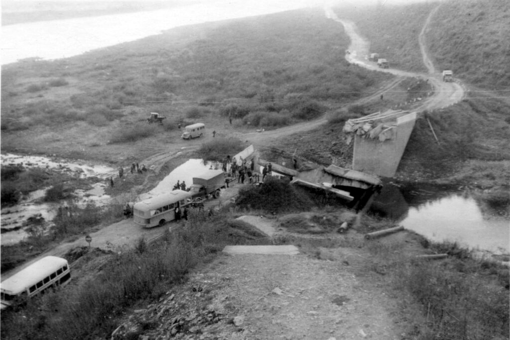 Skats uz kinofilmas “Noktirne” uzņemšanas laukumu ar saspridzināto Pērses tiltu, 1965. gada oktobris. Foto no Anša Opmaņa personīgā arhīva.