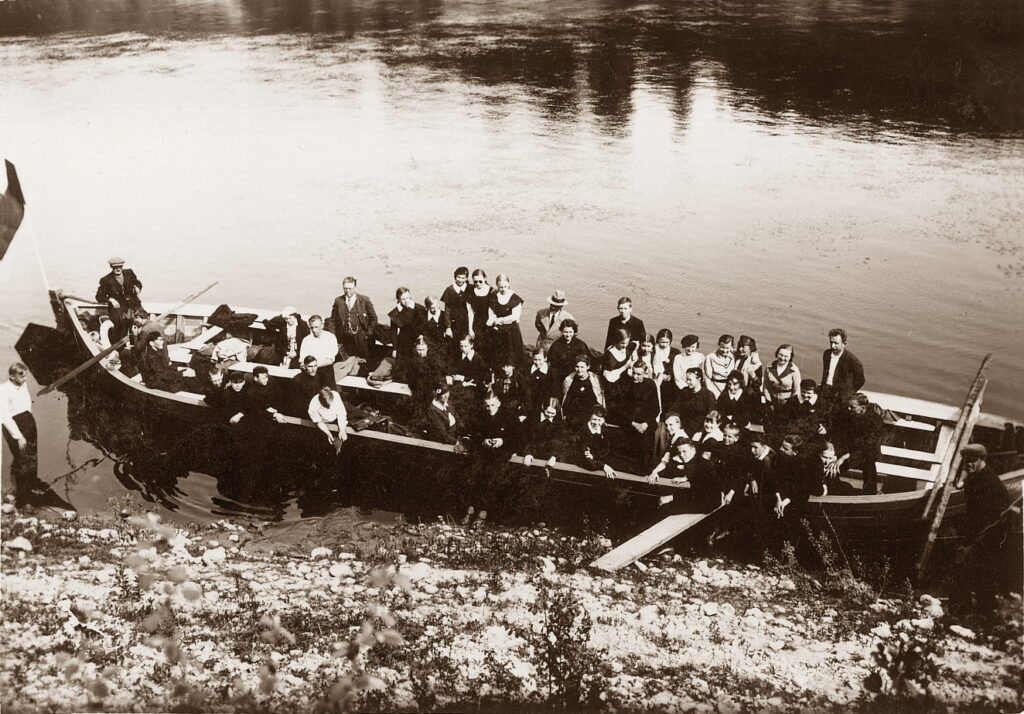 Madonas ģimnāzijas vecāko klašu audzēkņi braucienā ar laivu no Pļaviņām uz Koknesi, apmēram 1930. gads. Fotouzņēmums no Madonas Novadpētniecības un mākslas muzeja krājuma.