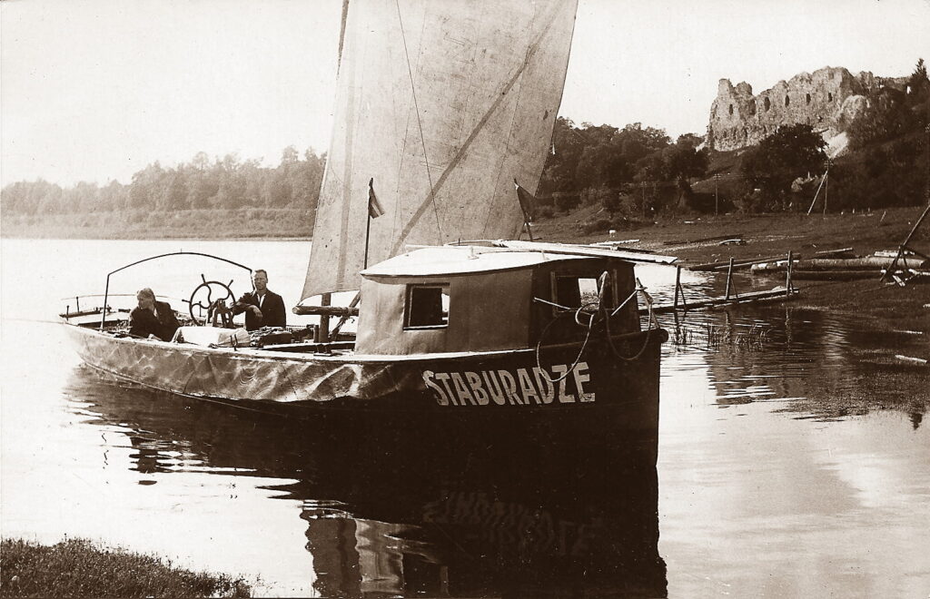 Motorlaiva “Staburadze” pie piestātnes Koknesē, 1930-to gadu sākums. Fotouzņēmums no Daugavas muzeja krājuma.
