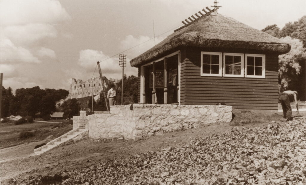 Jaunuzceltais tūristu kiosks Koknesē, arhitekts H. Kundziņš, 1936. gads. Fotogrāfs Hermanis Upens, Nacionālā Vēstures muzeja kolekcija.